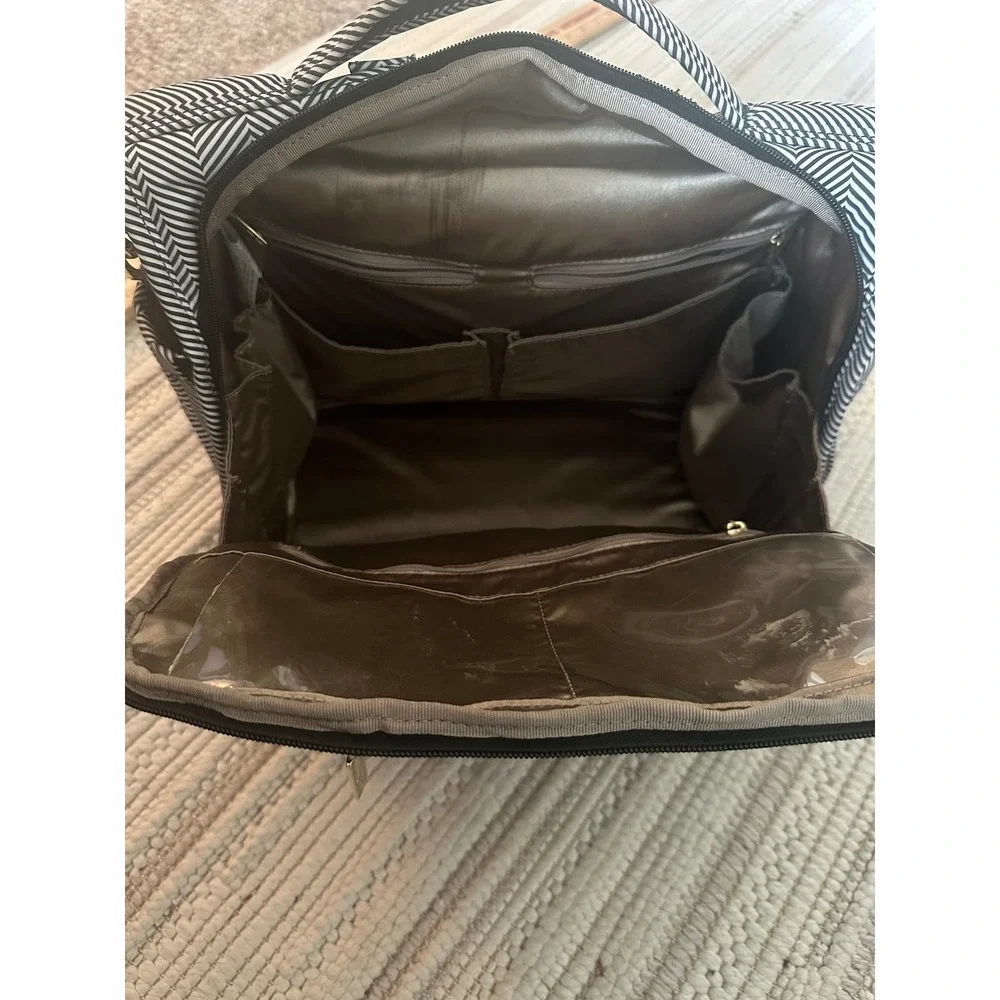 Jujube Diaper Backpack/Shoulder bag. Gender Neural/Black&White